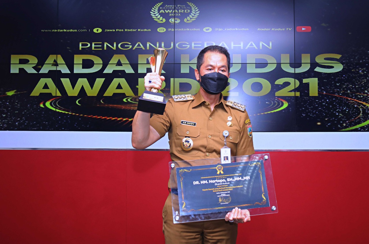 Hartopo Sabet Gelar Kepala Daerah yang Pertahankan Industri Rokok Kecil di Radar Kudus Award