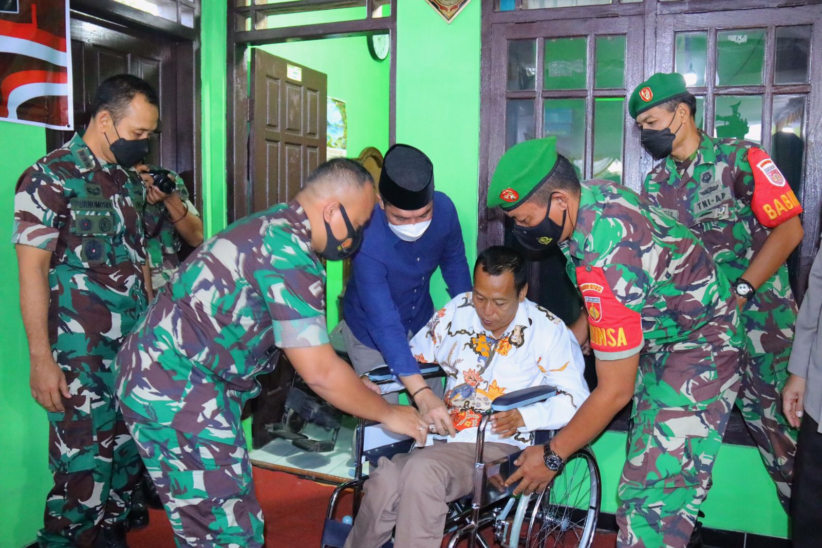 Bersama Danrem Makutarama, Bupati Serahkan Kursi Roda untuk Prajurit TNI