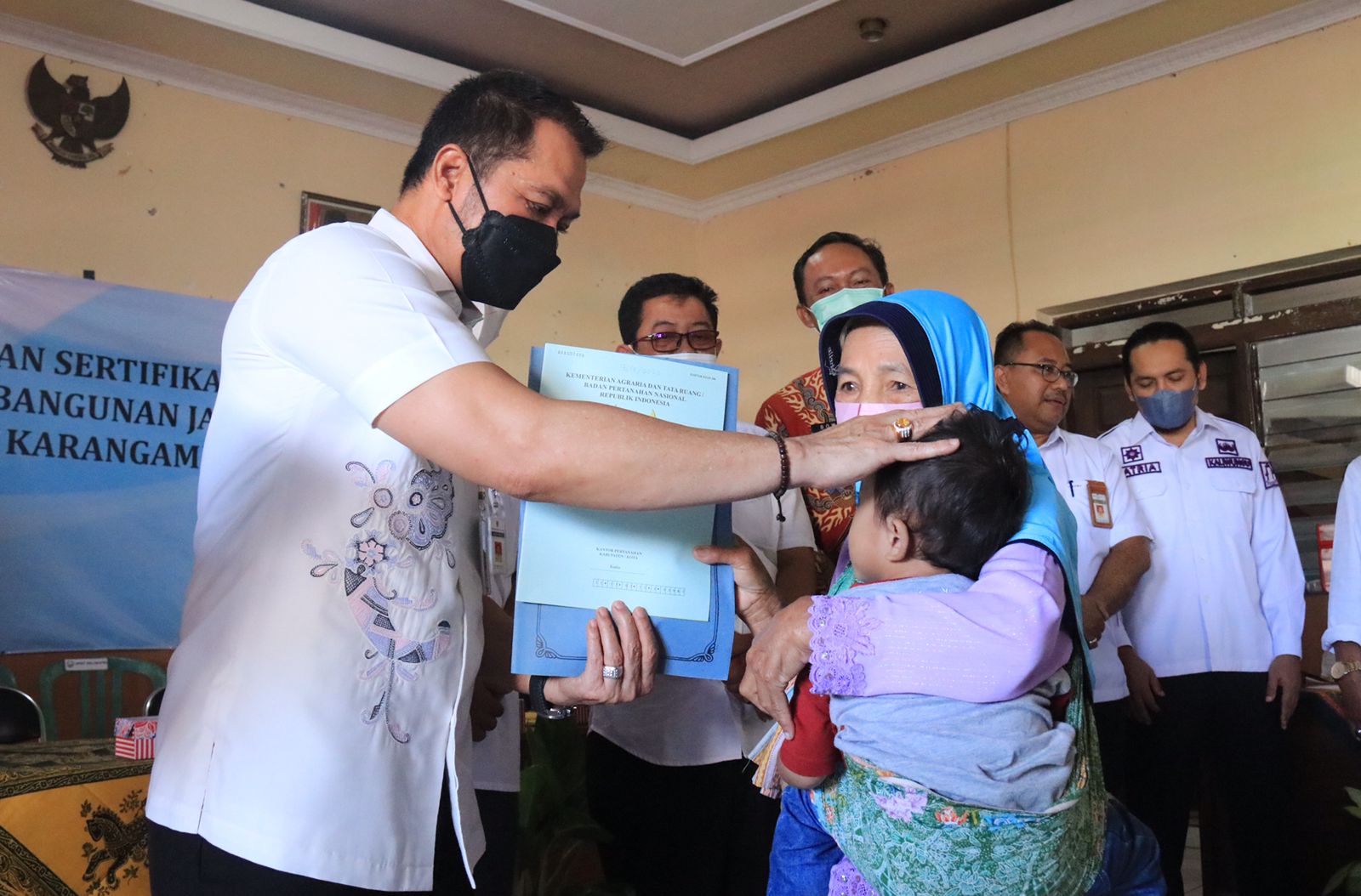 Serahkan Sertifikat Tanah Hasil KTP, Bupati Hartopo : Pemilik Tanah, Pengguna Jalan, Pemkab Untung Semua