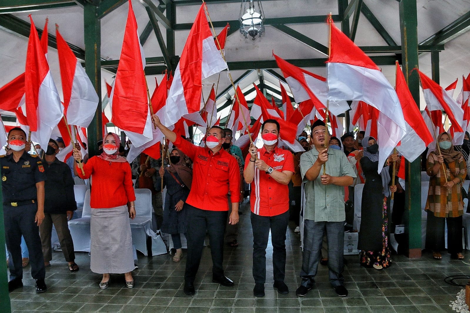 Jelang Perayaan HUT RI ke-77, Hartopo Bagikan Bendera Merah Putih Pada Masyarakat