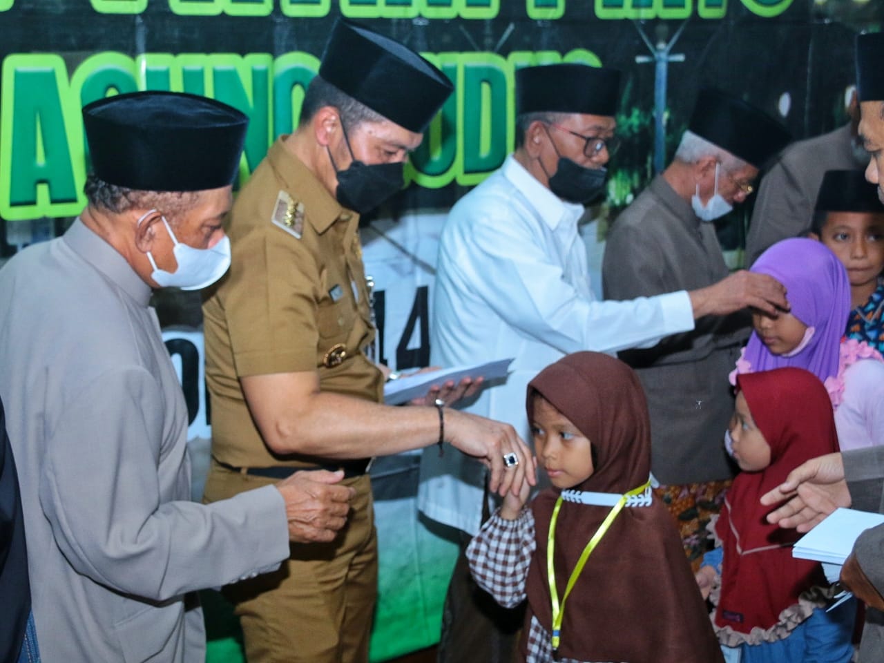 Manfaatkan Momentum 10 Muharram, Bupati Hartopo Serahkan Santunan Untuk Anak Yatim Piatu