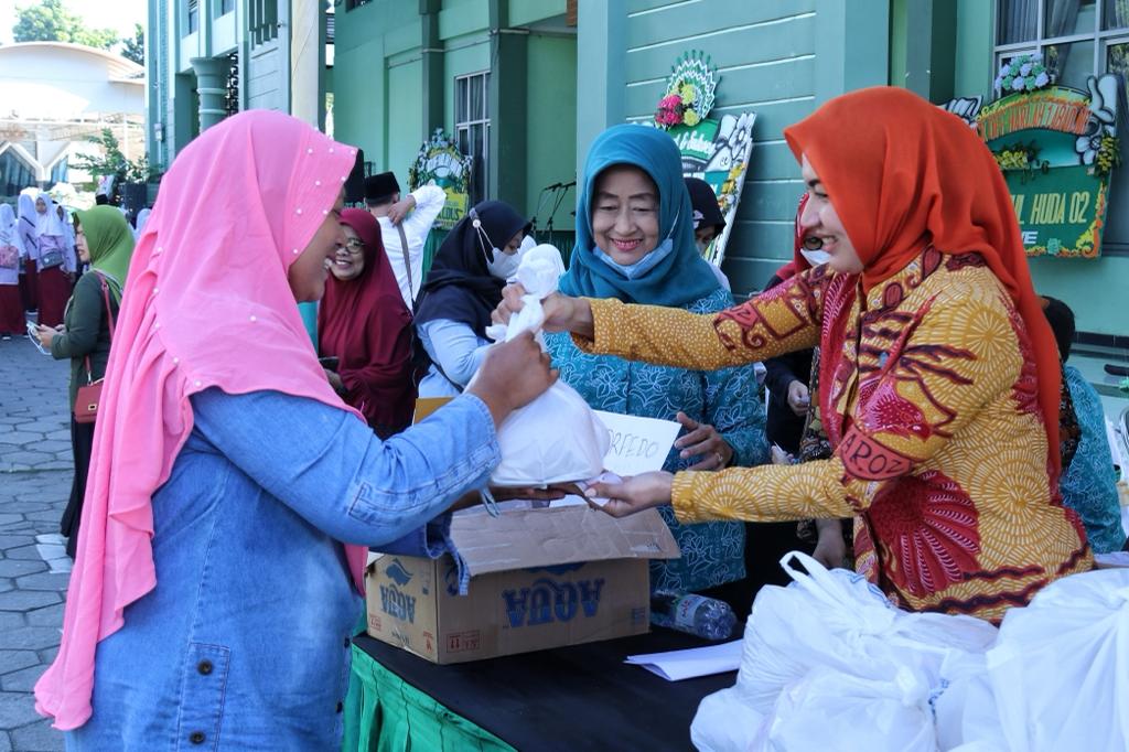 Bazar Sembako Murah PKK Kudus Diserbu Masyarakat 