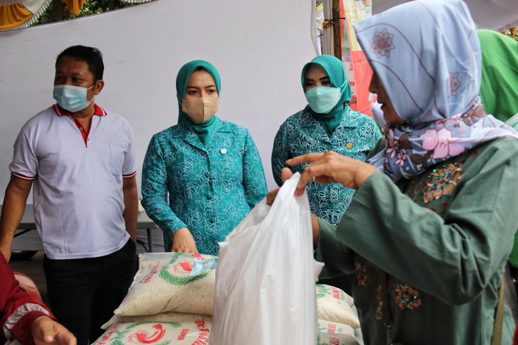 Diserbu Masyarakat, Seribu Paket Pangan Murah PKK Kudus Ludes Terjual