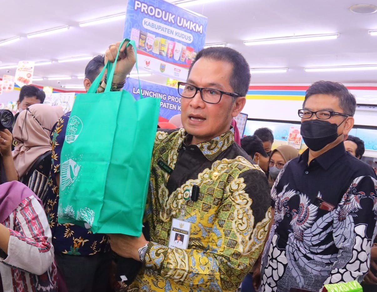 Dijual Pertama Kali di Minimaret, Bupati Hartopo Borong Produk UMKM