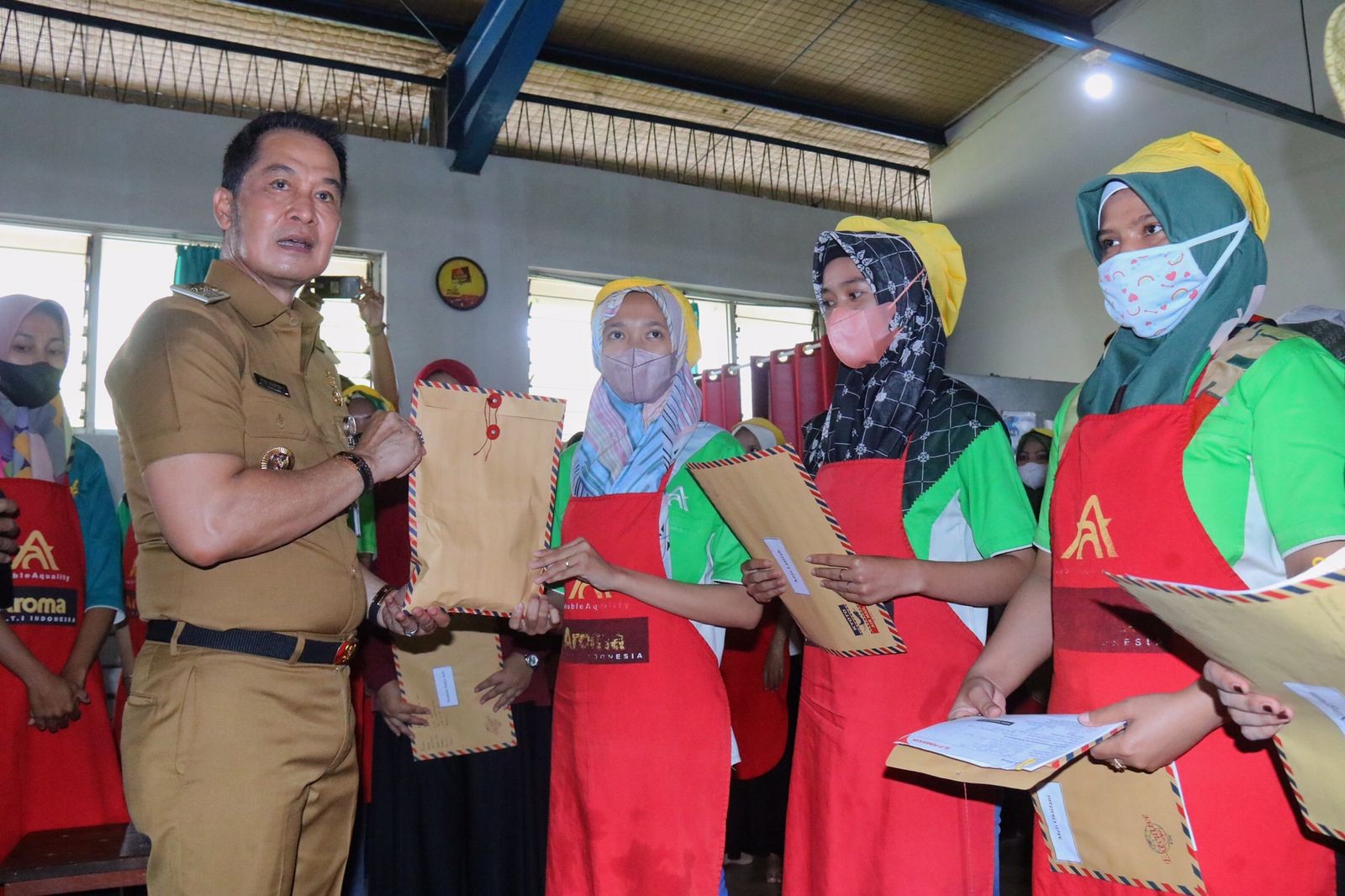 Serahkan BLT Buruh Rokok Tahap 2, Bupati Hartopo : Bangkitkan Perekonomian Kudus