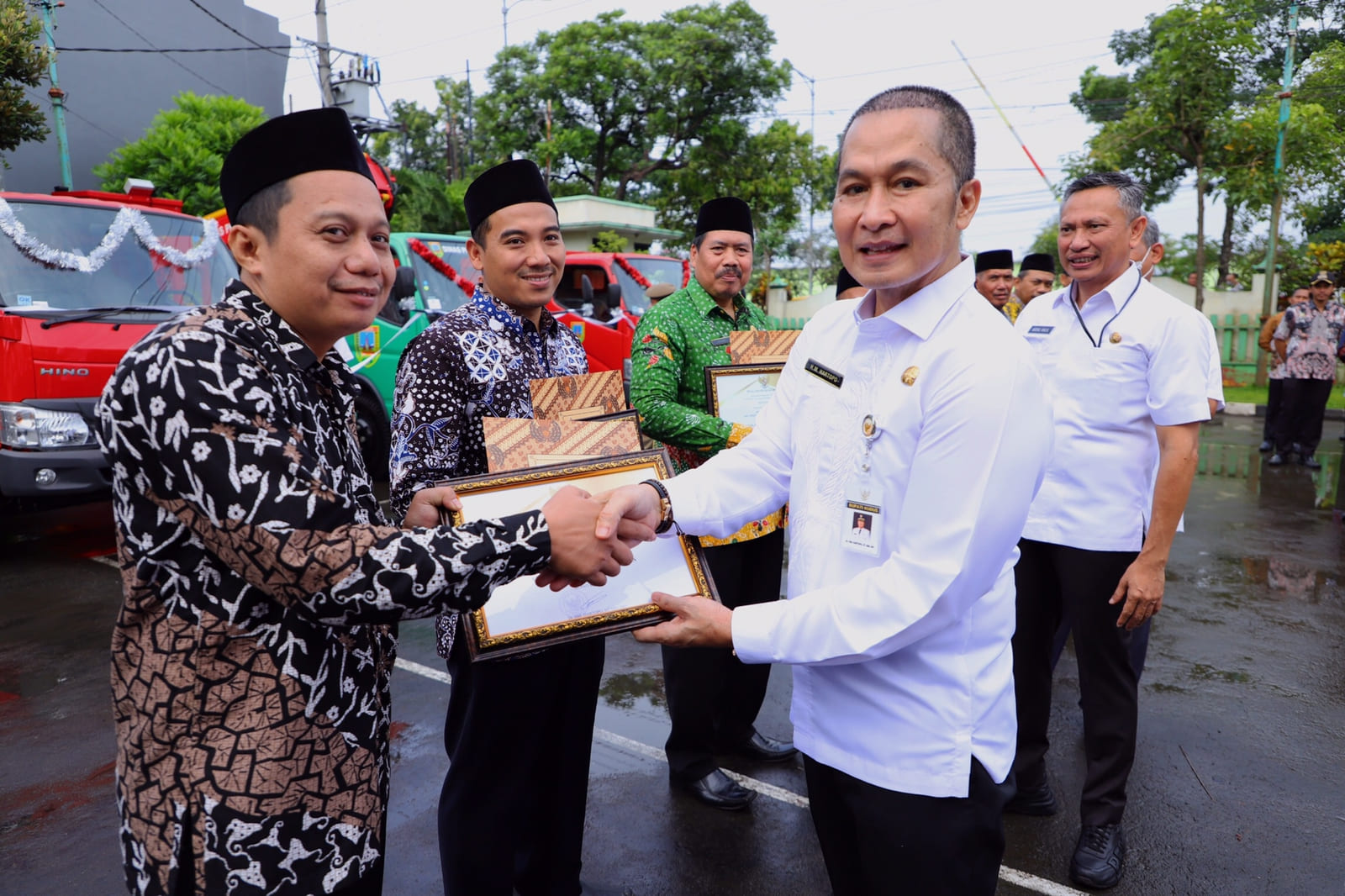 Serahkan Kendaraan Dinas PKPLH, Bupati Hartopo : Perimbasan Pohon dan Pengelolaan Sampah Makin Optimal