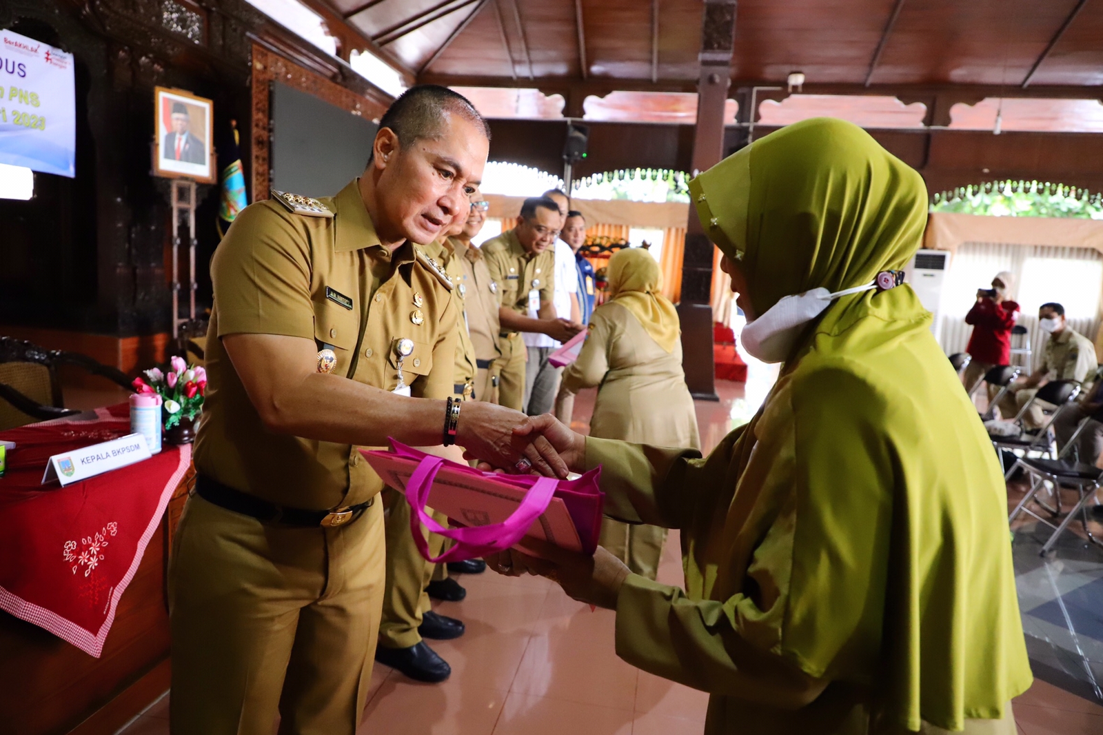 Serahkan SK Pensiun, Bupati Hartopo Ingatkan Perbanyak Bersyukur