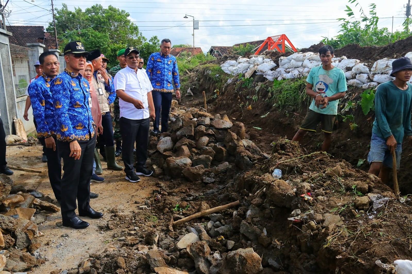 Tinjau Jebolnya Tanggul, Bupati Kudus Imbau Masyarakat Lebih Peduli Lingkungan