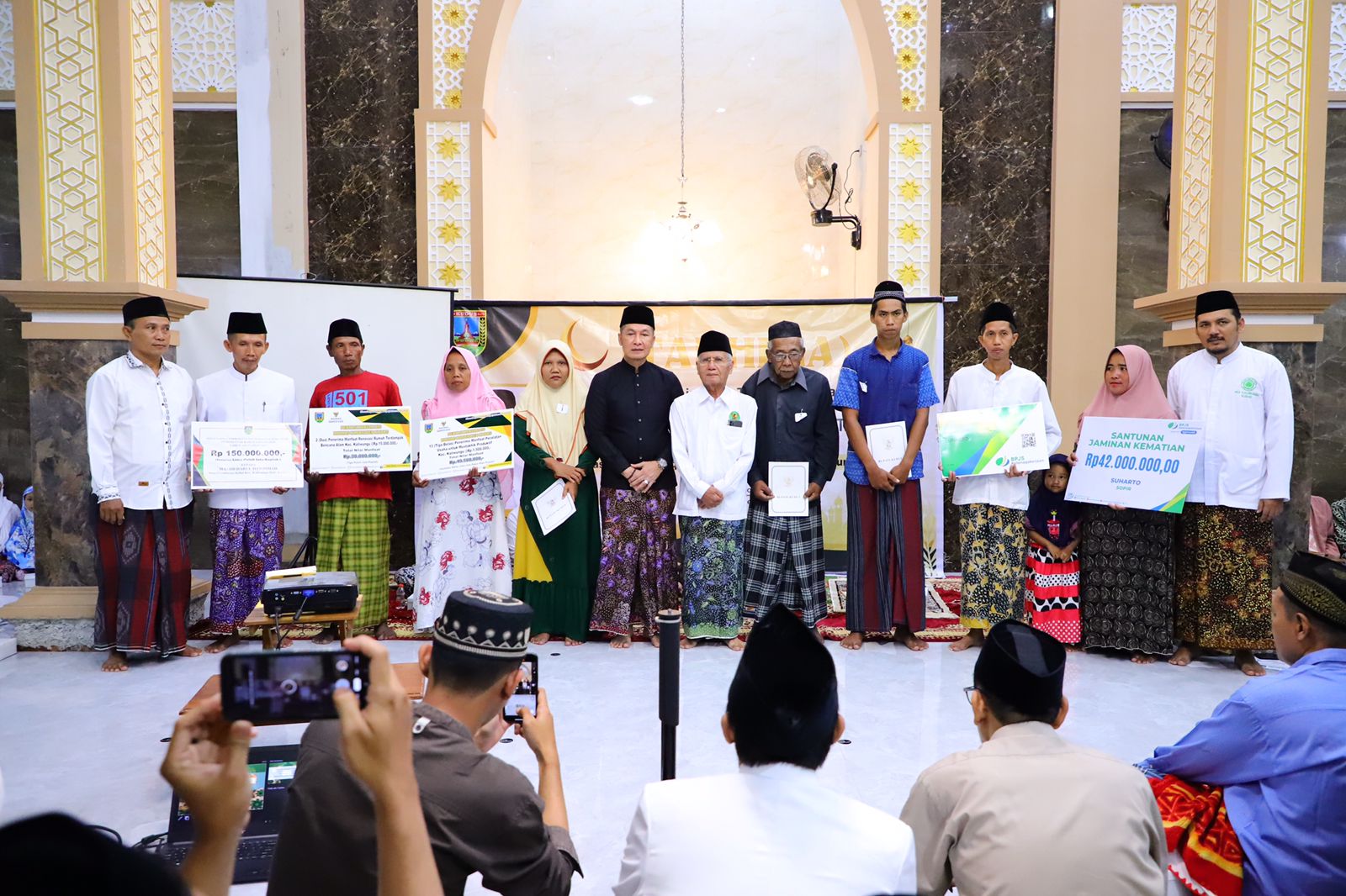 Serahkan Bantuan Sarpras, Bupati Kudus : Semoga Pembangunan Masjid Cepat Selesai