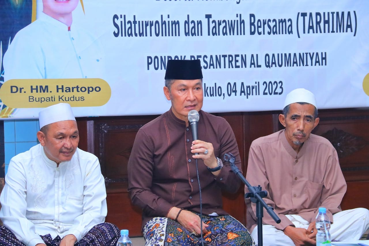 Serahkan Bantuan, Bupati Takjub dengan Tempat Bersejarah Ponpes Al-Qaumaniyah