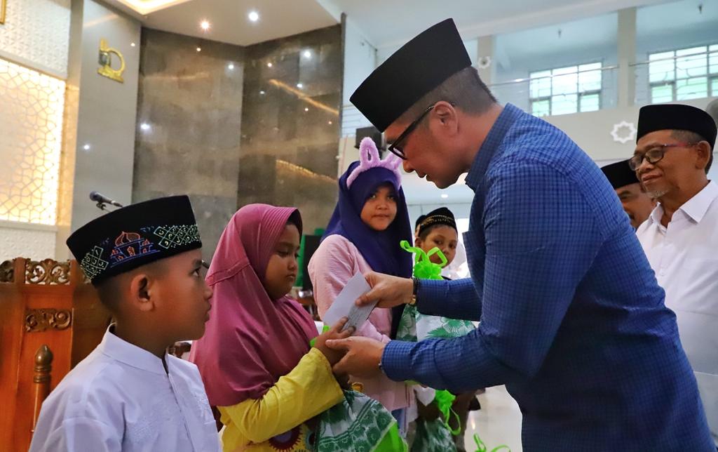 Berbagi dengan Yatama, Duafa, dan Mualaf, Bupati Ingatkan Jemaah Terus Berbenah Diri