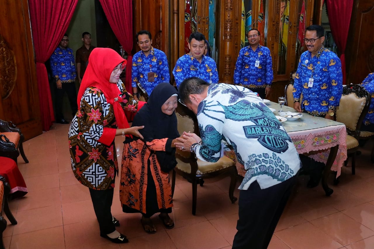 Momen Hardiknas, Bupati Kudus Temu Kangen Bersama Para Gurunya