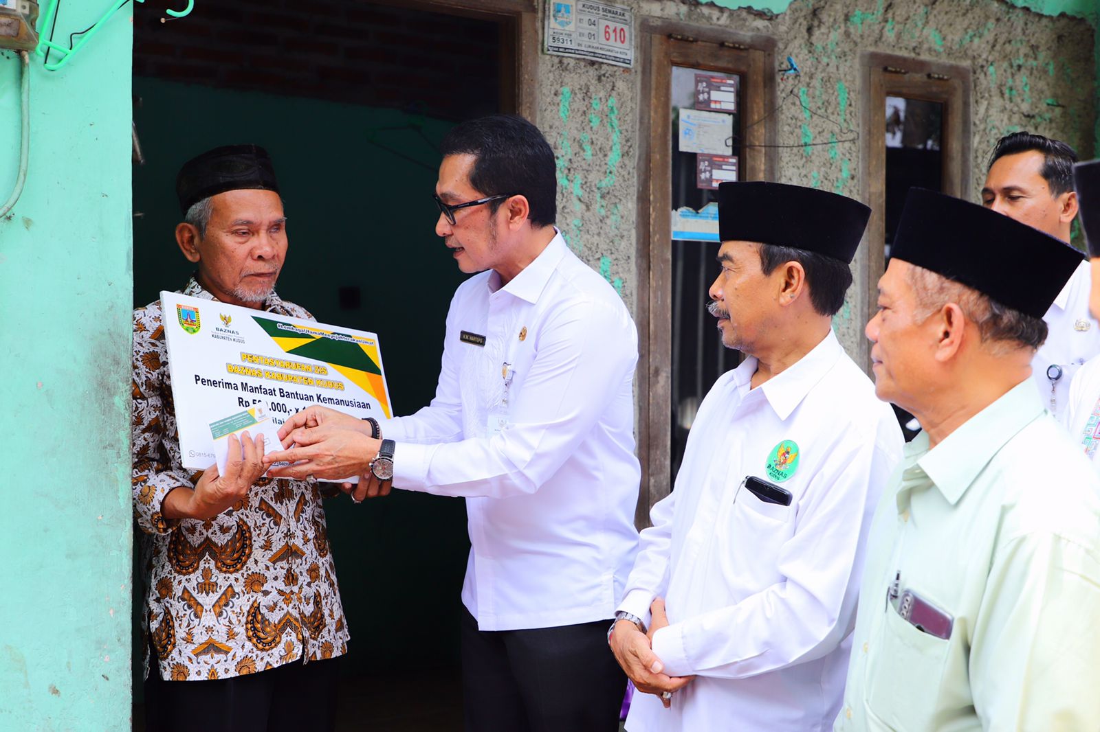 Gerak Cepat Bantu Warga Miskin, Bupati Hartopo Serahkan Santunan 6 Juta Rupiah