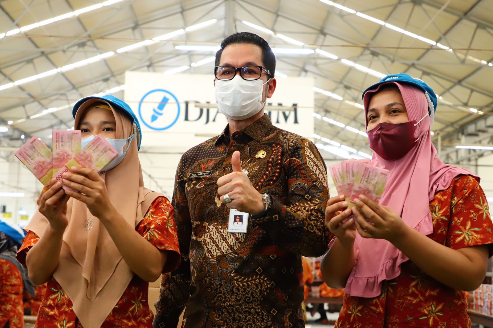 Buruh Rokok Semringah Terima BLT 600 Ribu Rupiah