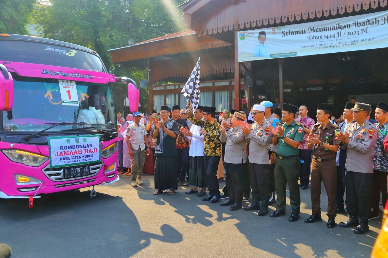 Jumlah Petugas Terbatas, Bupati Minta Jemaah Saling Membantu