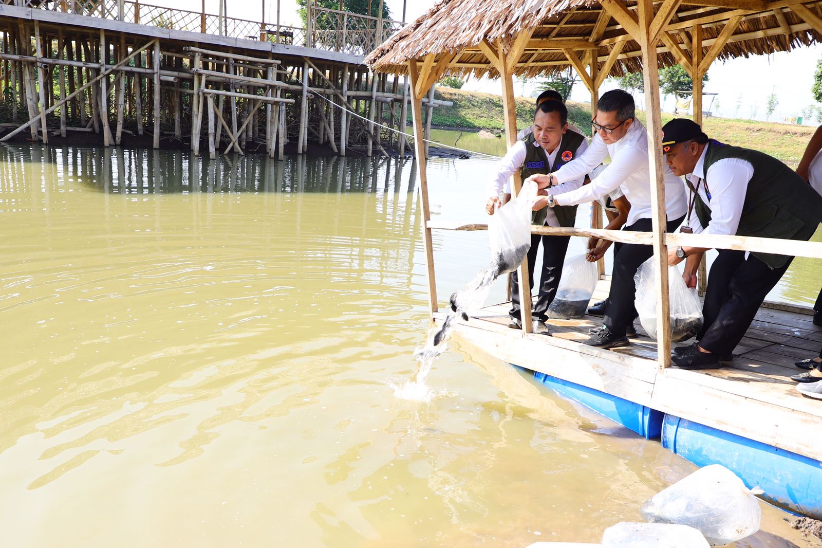 Dorong Pemulihan Ekonomi, Bupati Hartopo Tebar 10 Ribu Benih Ikan Nila Hitam