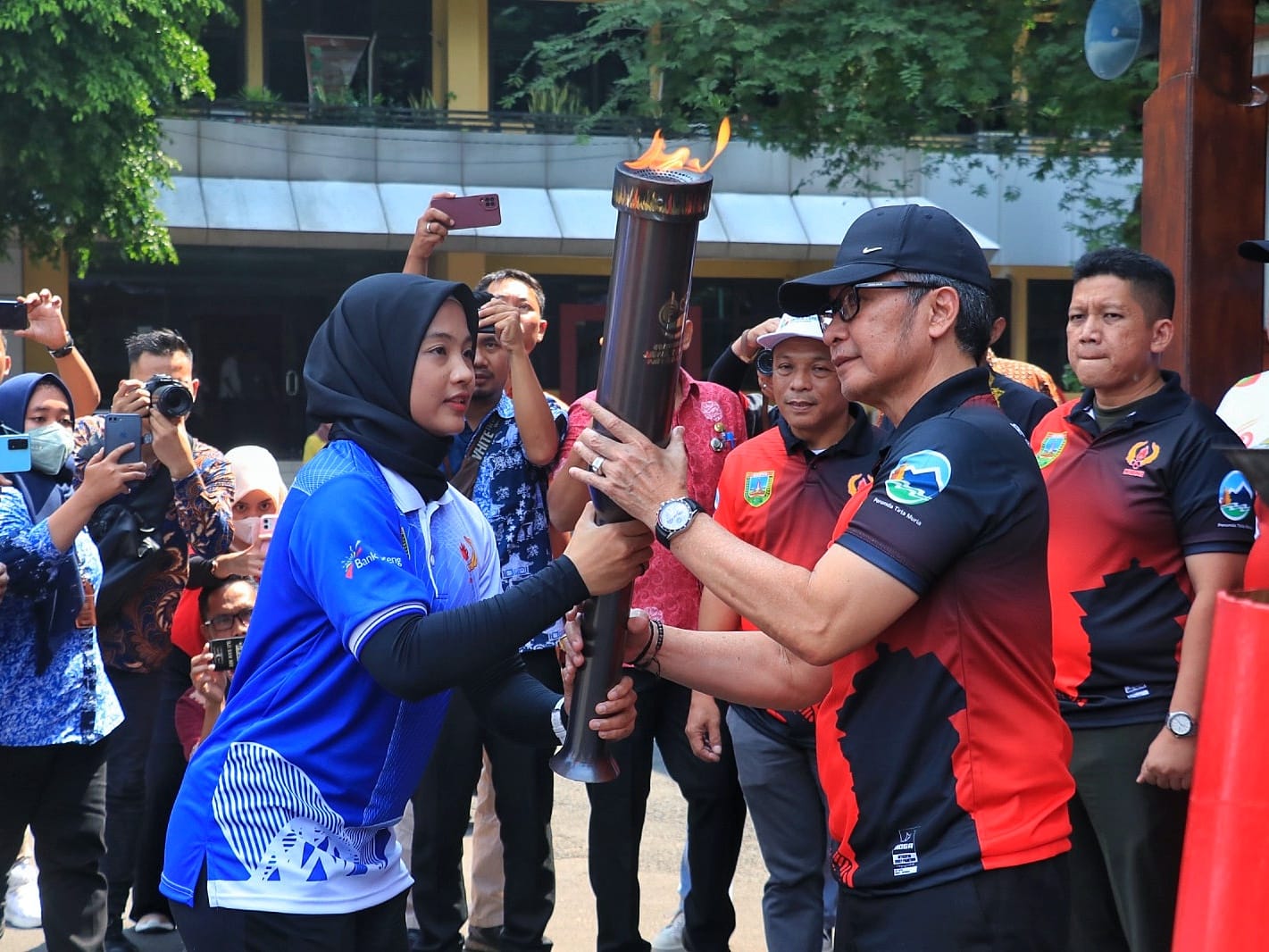 Diarak Secara Estafet, Obor Api Abadi Mrapen Tiba Di Kudus