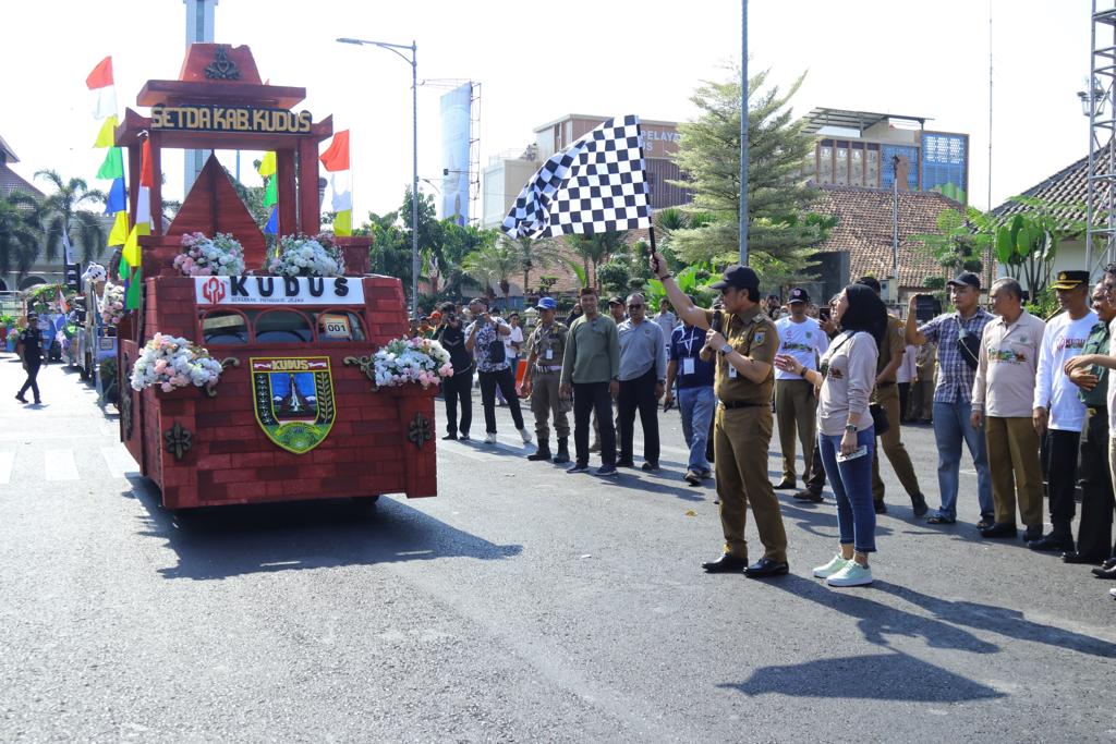 Hartopo: Karnaval Mobil Hias Semarakkan Hari Jadi ke-474 Kabupaten Kudus 