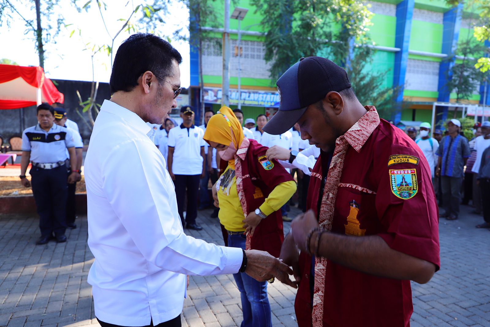 Cegah Parkir Liar, Bupati Hartopo Beri Seragam Juru Parkir