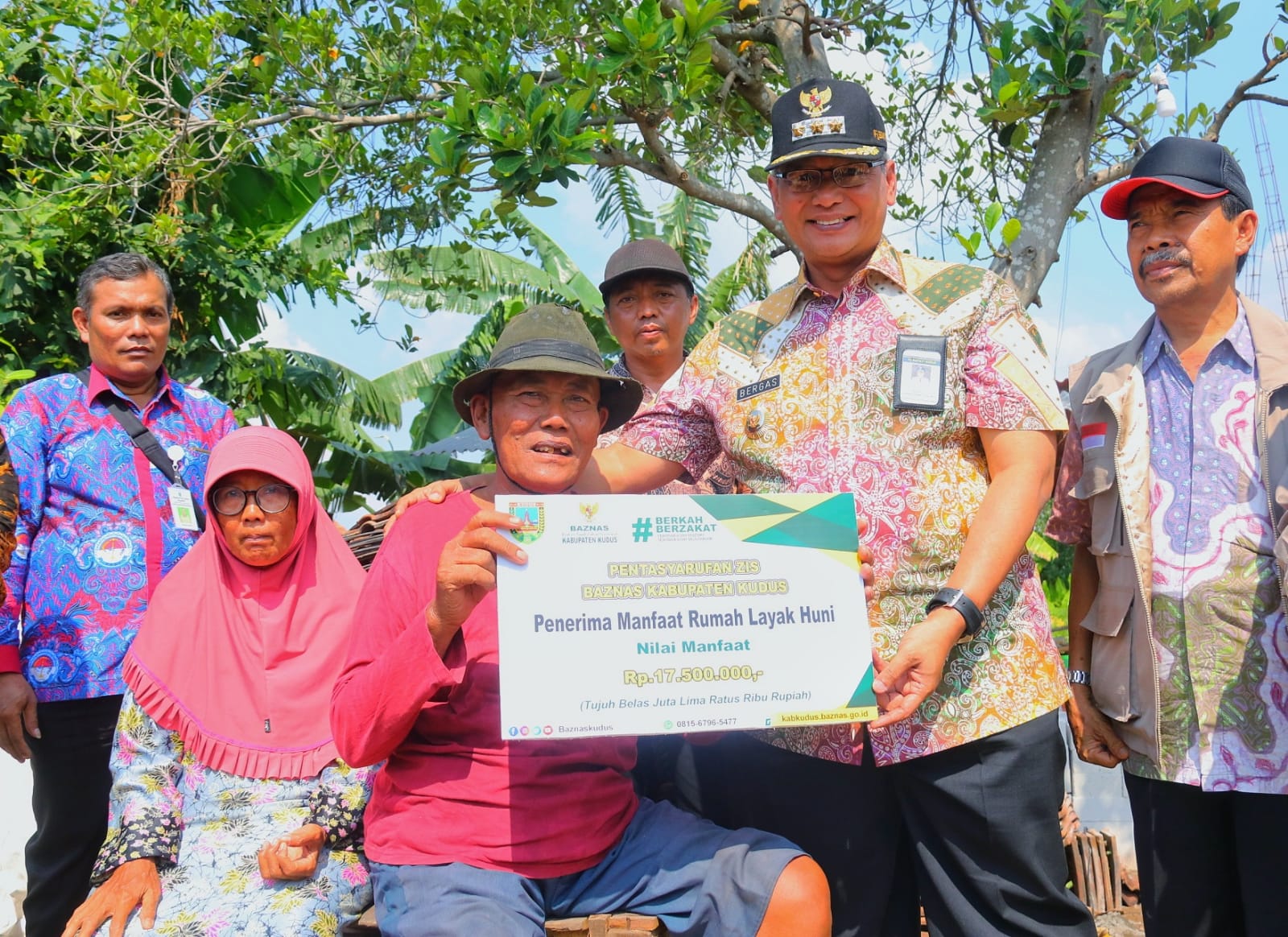 Prihatin Nasib Warganya, Pj. Bupati Kudus Serahkan Bantuan