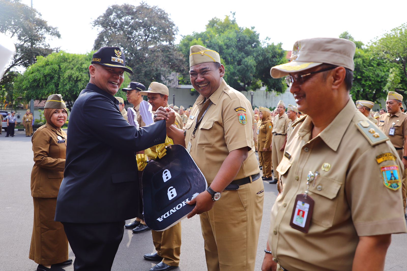 Serahkan Kendaraan Operasional, Pj. Bupati Minta Kepala Desa dan Lurah Perhatikan Perawatan