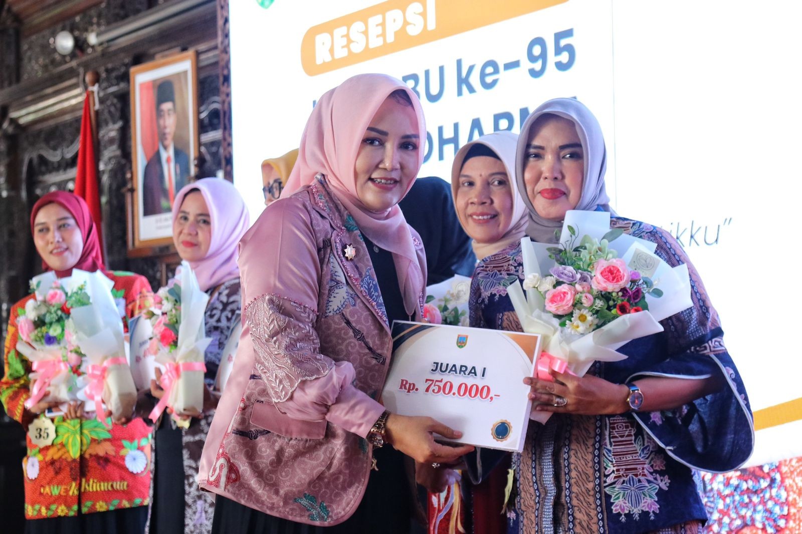 Lomba Fashion Show Batik Meriahkan Peringatan Hari Ibu di Kabupaten Kudus
