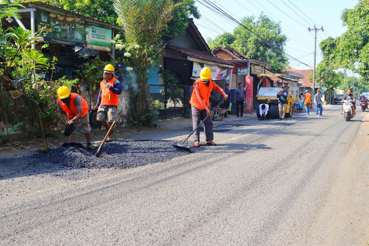 Pj Bupati Tinjau Perbaikan Ruas Jalan Gondosari-Rahtawu