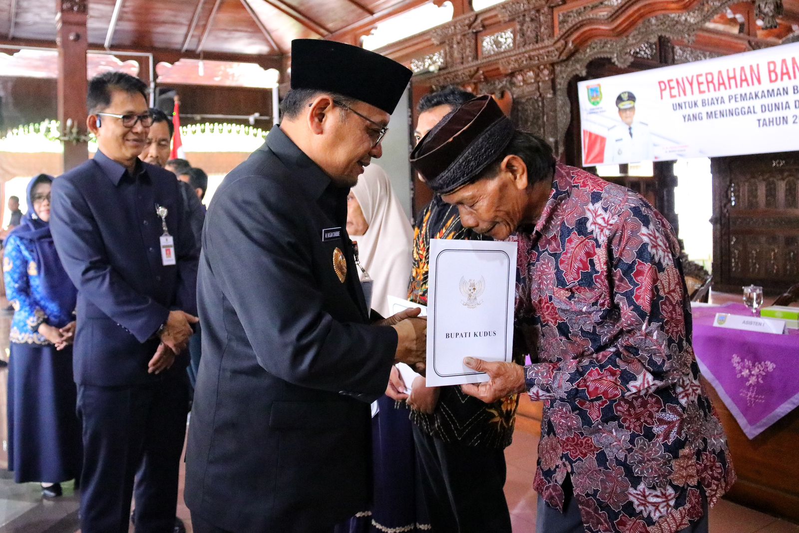 Penjabat Bupati Kudus Serahkan Bantuan Sosial  Biaya Pemakaman