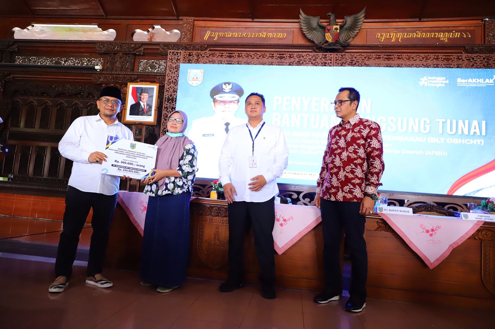 Serahkan BLT Buruh Rokok, Pj. Bupati : Bentuk Ikhtiar Tingkatkan Kesejahteraan