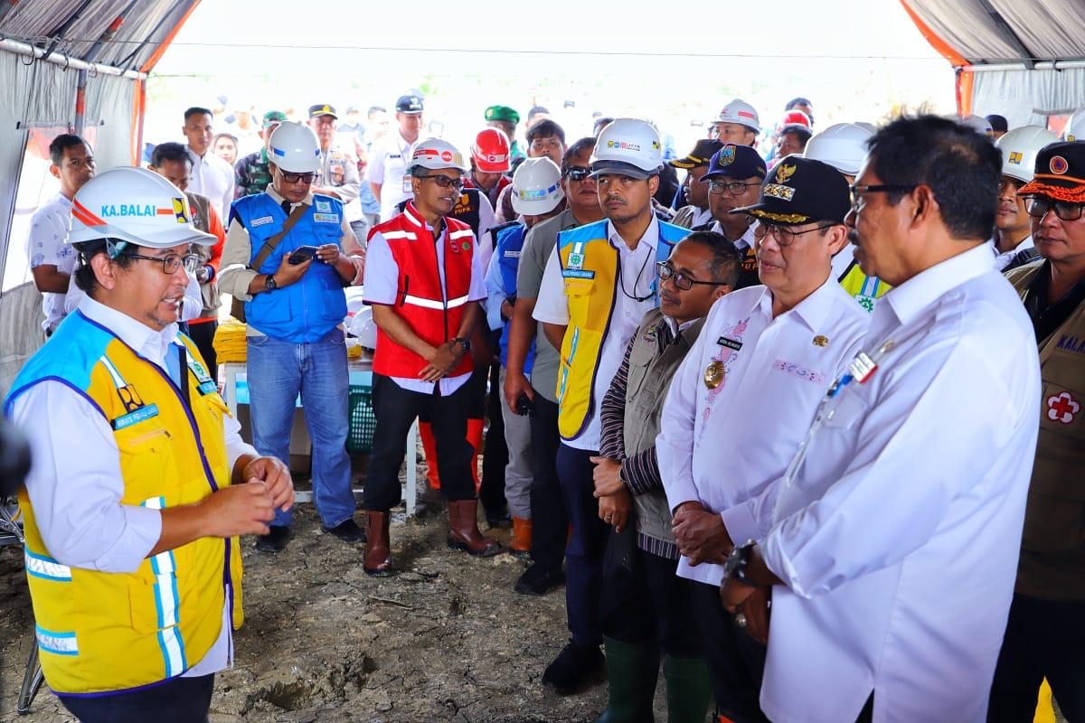 Pj Bupati Kudus Dampingi Pj Gubernur Jateng Tinjau Normalisasi Sungai Wulan