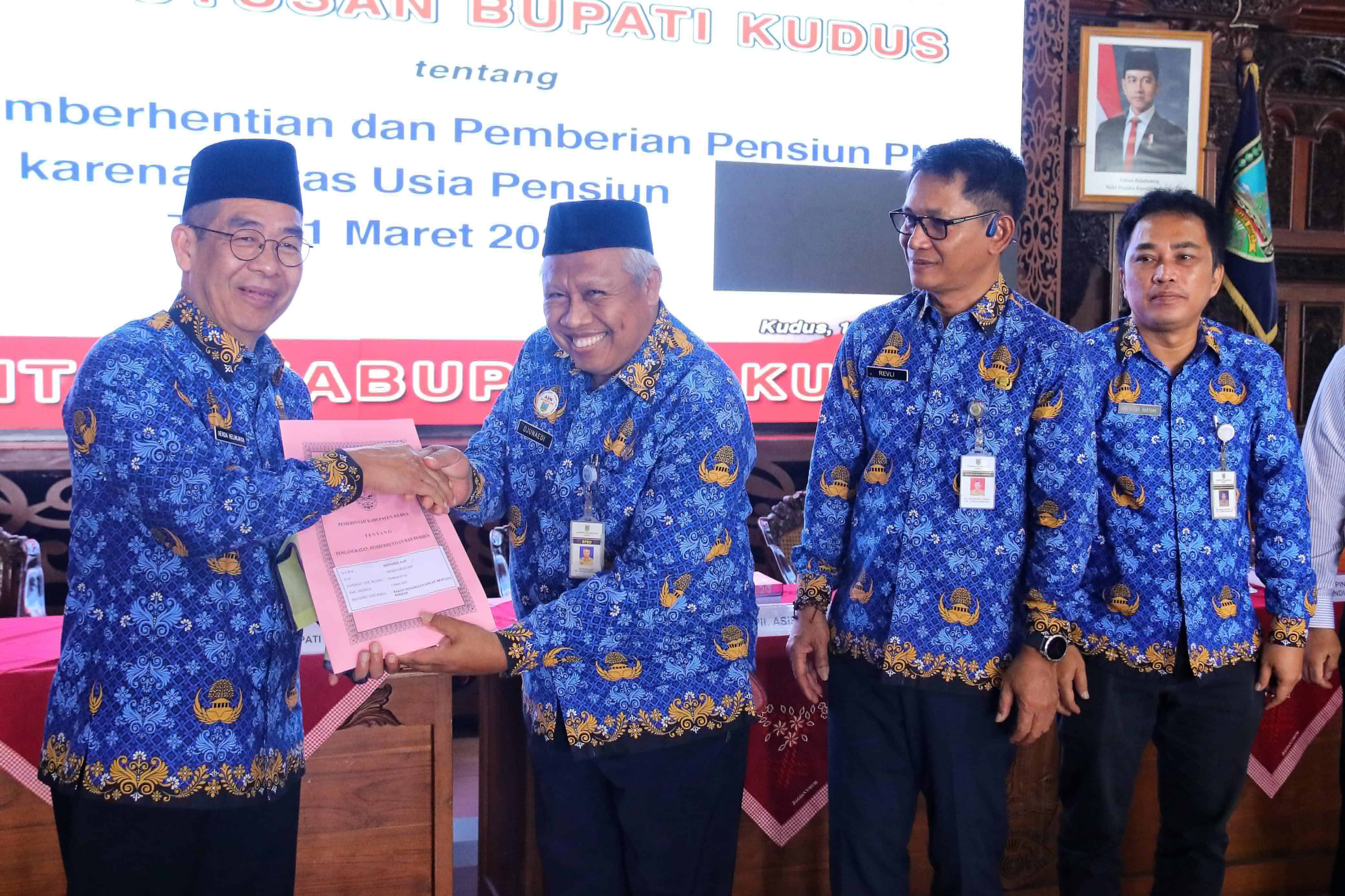 Pj Bupati Kudus Serahkan SK Pensiun, Dorong Inovasi Program Pasca-Pensiun