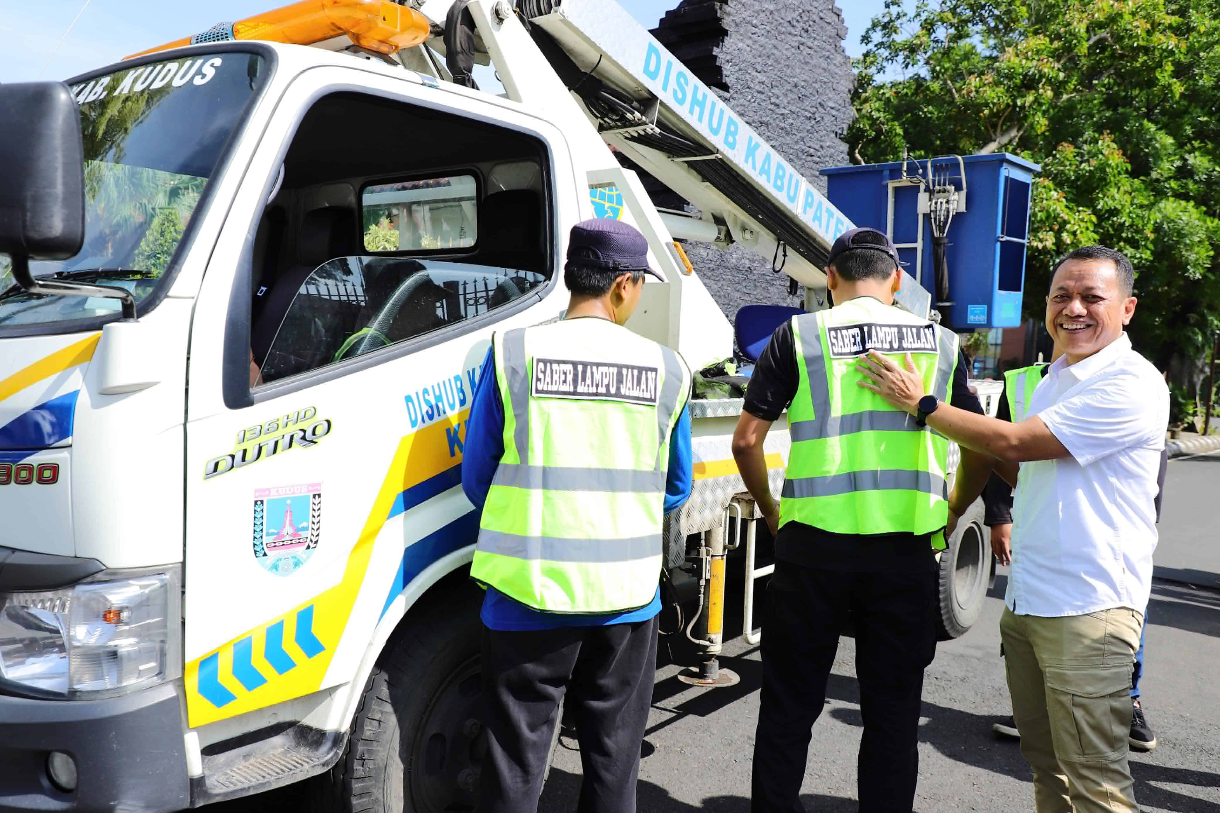 Saber Lampu Jalan Telah Siaga, Bupati Sam'ani : Siap Tindaklanjuti Aduan Warga