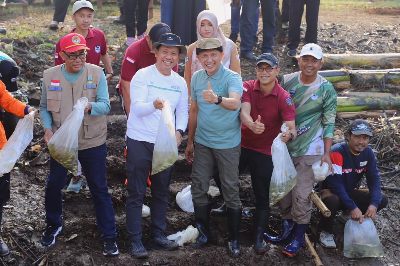 Cegah Banjir, Bupati Sam'ani Pimpin Bersih-Bersih Sungai