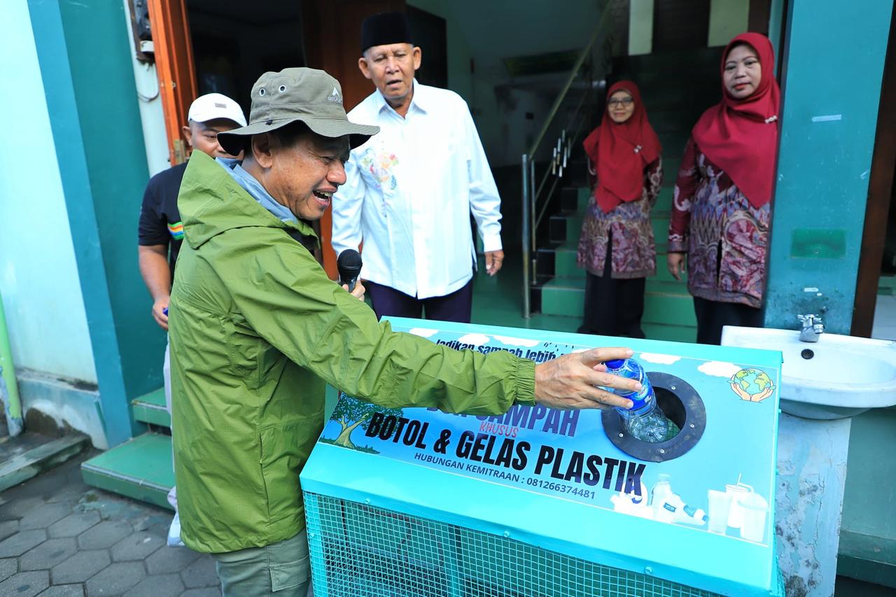 Bupati Sam'ani Ajarkan Pilah Sampah Sejak Dini