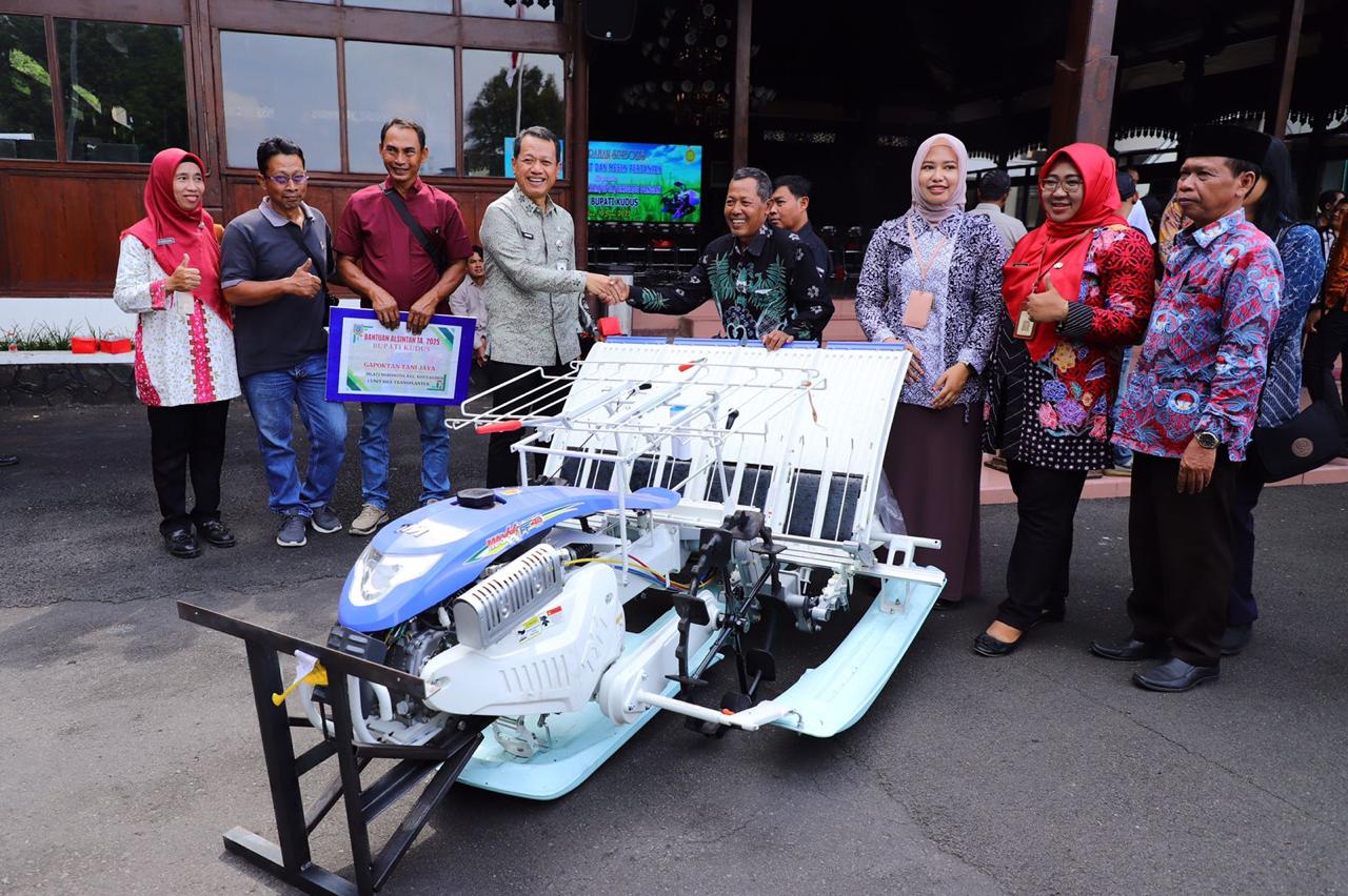 Bupati Kudus Serahkan Alsintan kepada Kelompok Tani demi Wujudkan Swasembada Pangan