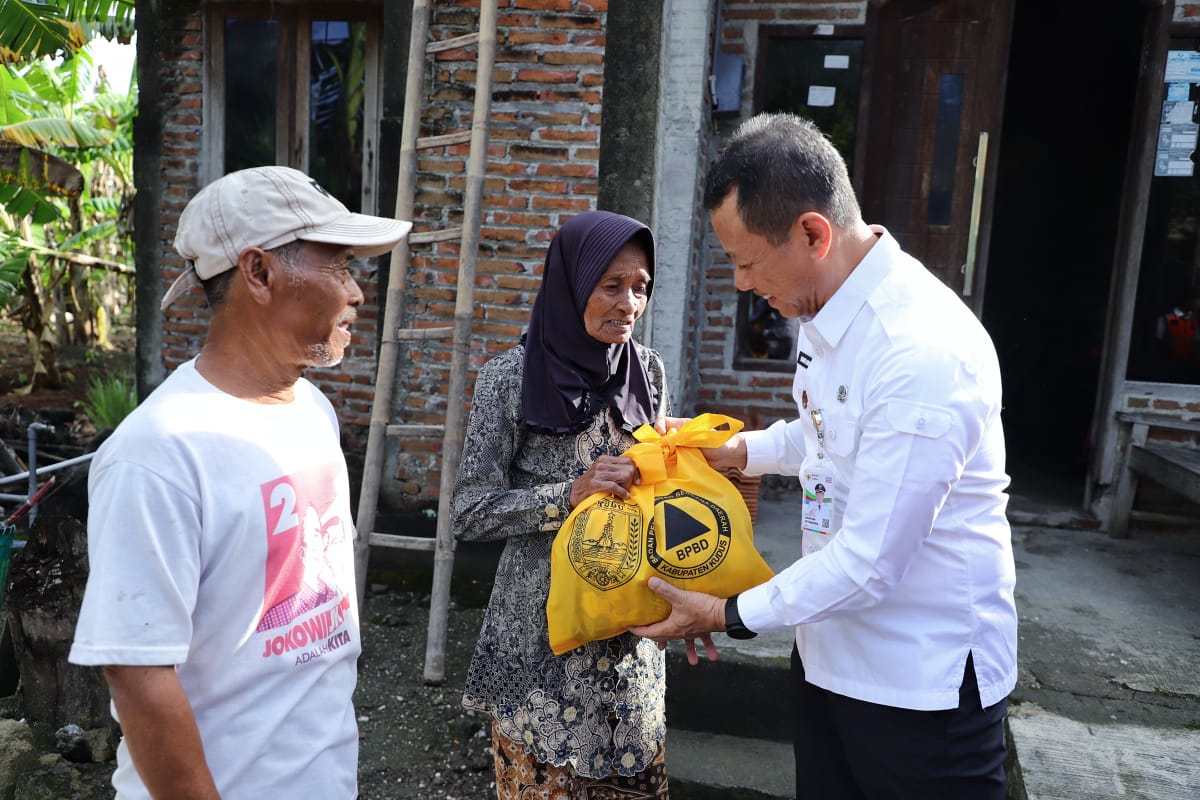 Bupati Kudus Serahkan Bantuan Korban Bencana Angin Kencang di Medini dan Kalirejo