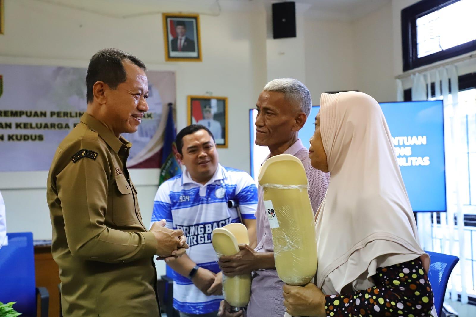 Bupati Kudus Serahkan Bantuan Kaki Palsu, Wujud Kepedulian bagi Penyandang Disabilitas