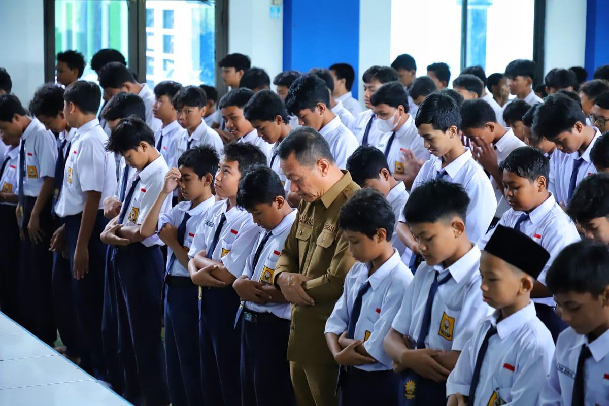 Salat Dhuha Bersama Siswa, Bupati Sam’ani Tanamkan Nilai Religius dan Semangat Belajar