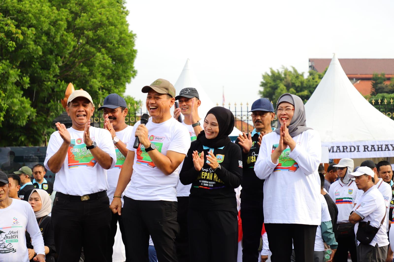 Lepas Jalan Sehat HUT PGRI dan Hari Guru, Bupati Kudus: Guru Sehat, PGRI Berprestasi