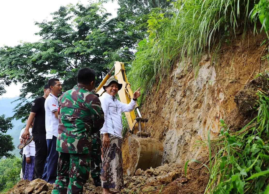 Bupati Kudus Tinjau Progres Pembukaan Akses Jalan Rahtawu - Soco