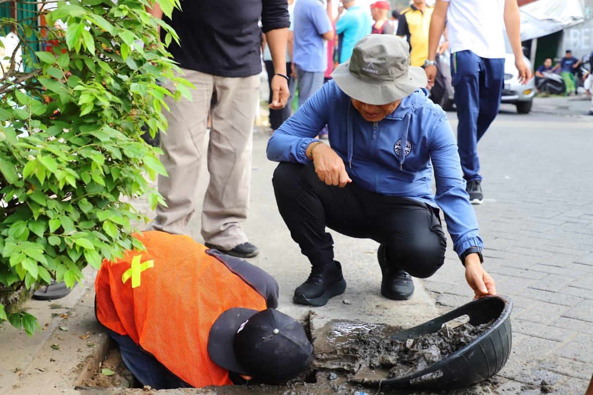 Bupati Sam’ani Turun Langsung Bersihkan Drainase, Respons Cepat Aduan Warga
