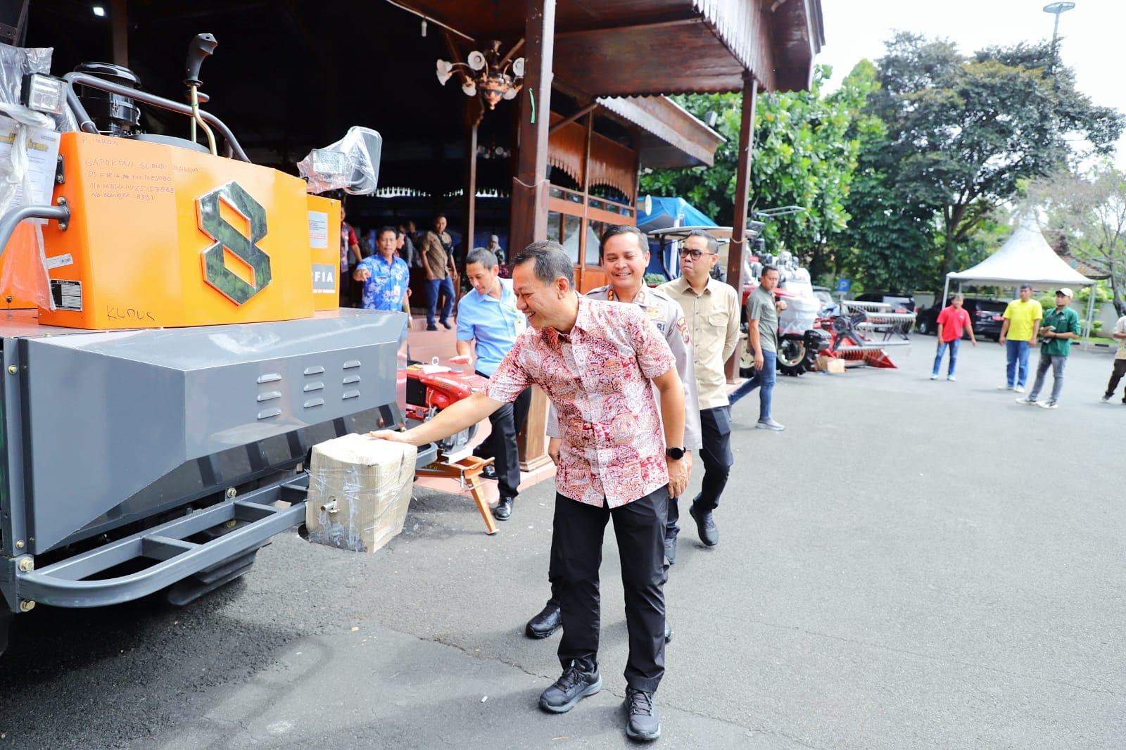 Pemkab Kudus Serahkan Bantuan Alsintan untuk Perkuat Swasembada Pangan