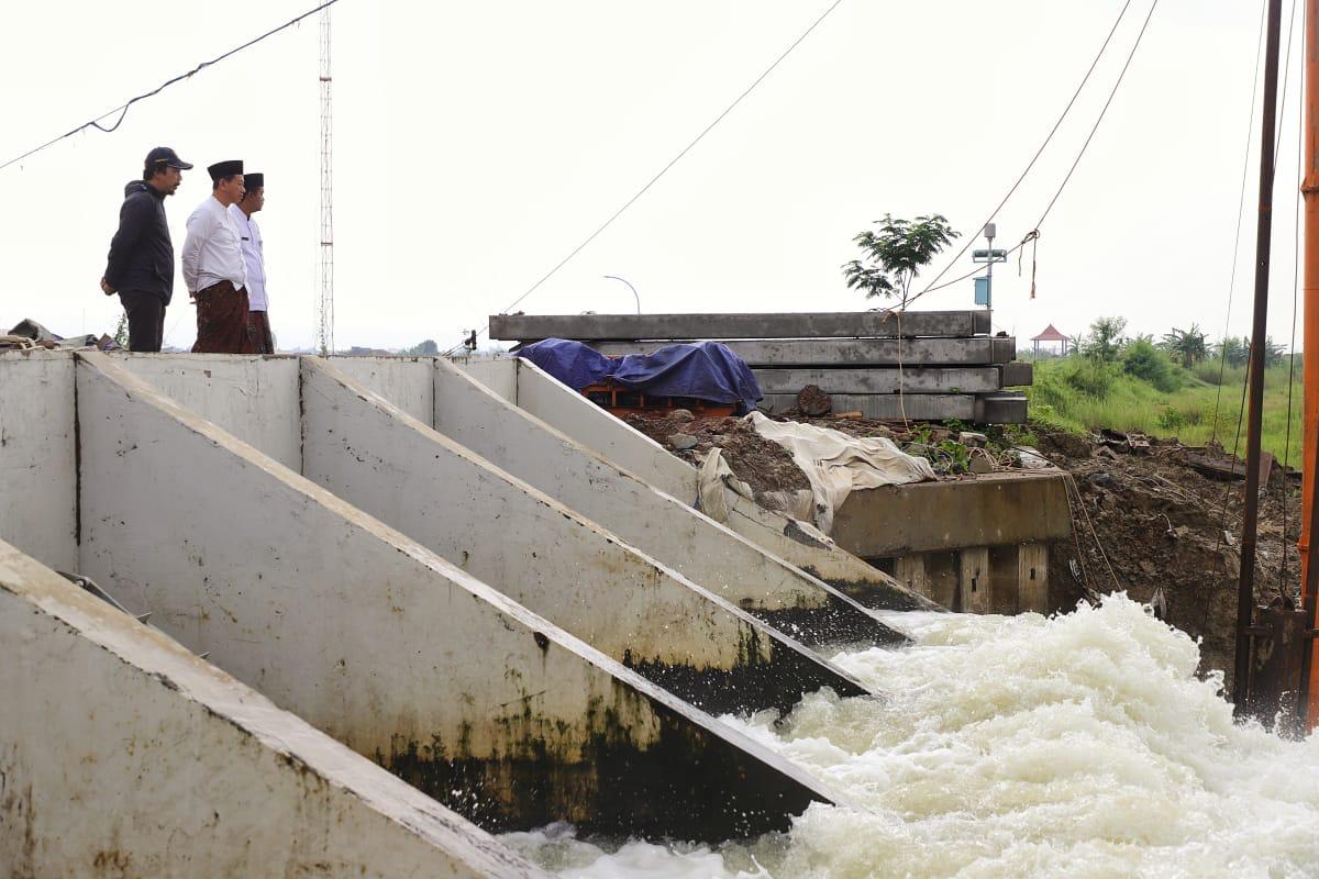 Bupati Sam’ani Pastikan Pintu Air Tanggulangin Beroperasi Maksimal