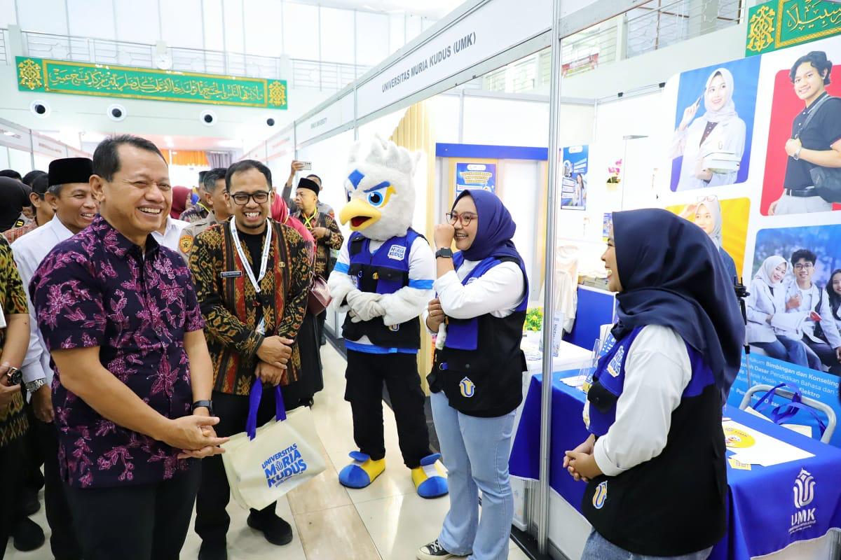 Bupati Sam’ani Buka Ekspo Perguruan Tinggi, Siswa Antusias Cari Kampus Impian