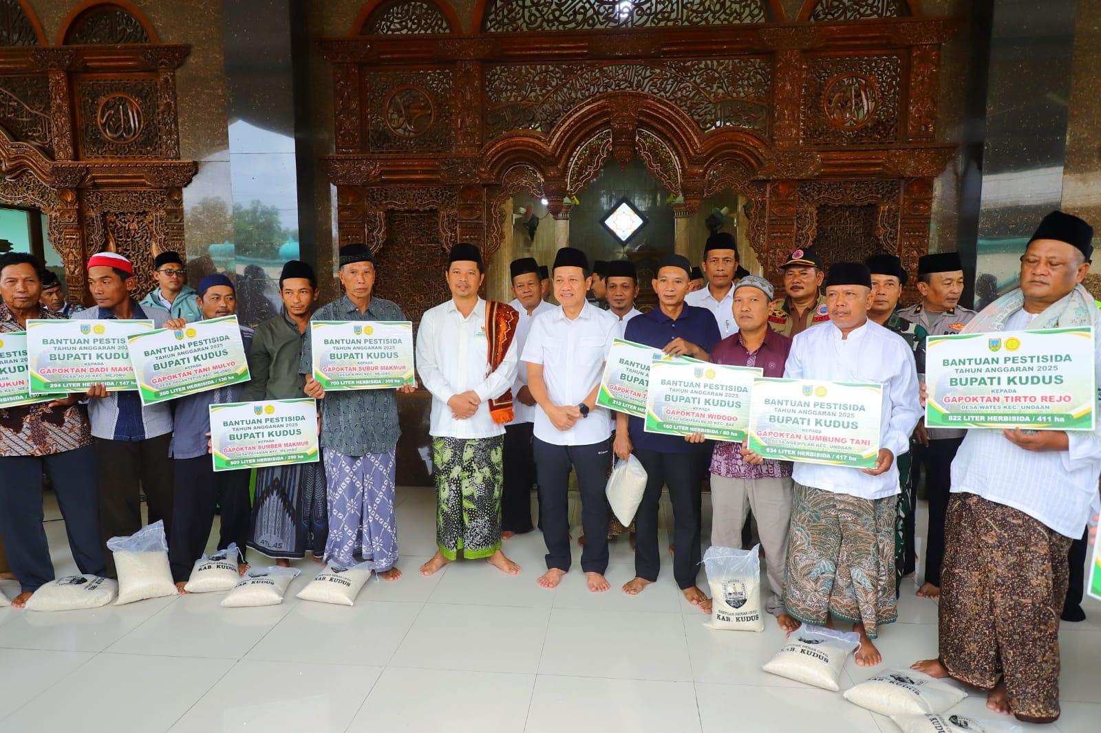 Bupati Sam’ani Salurkan Beras dan Bantuan Petani Pascabanjir