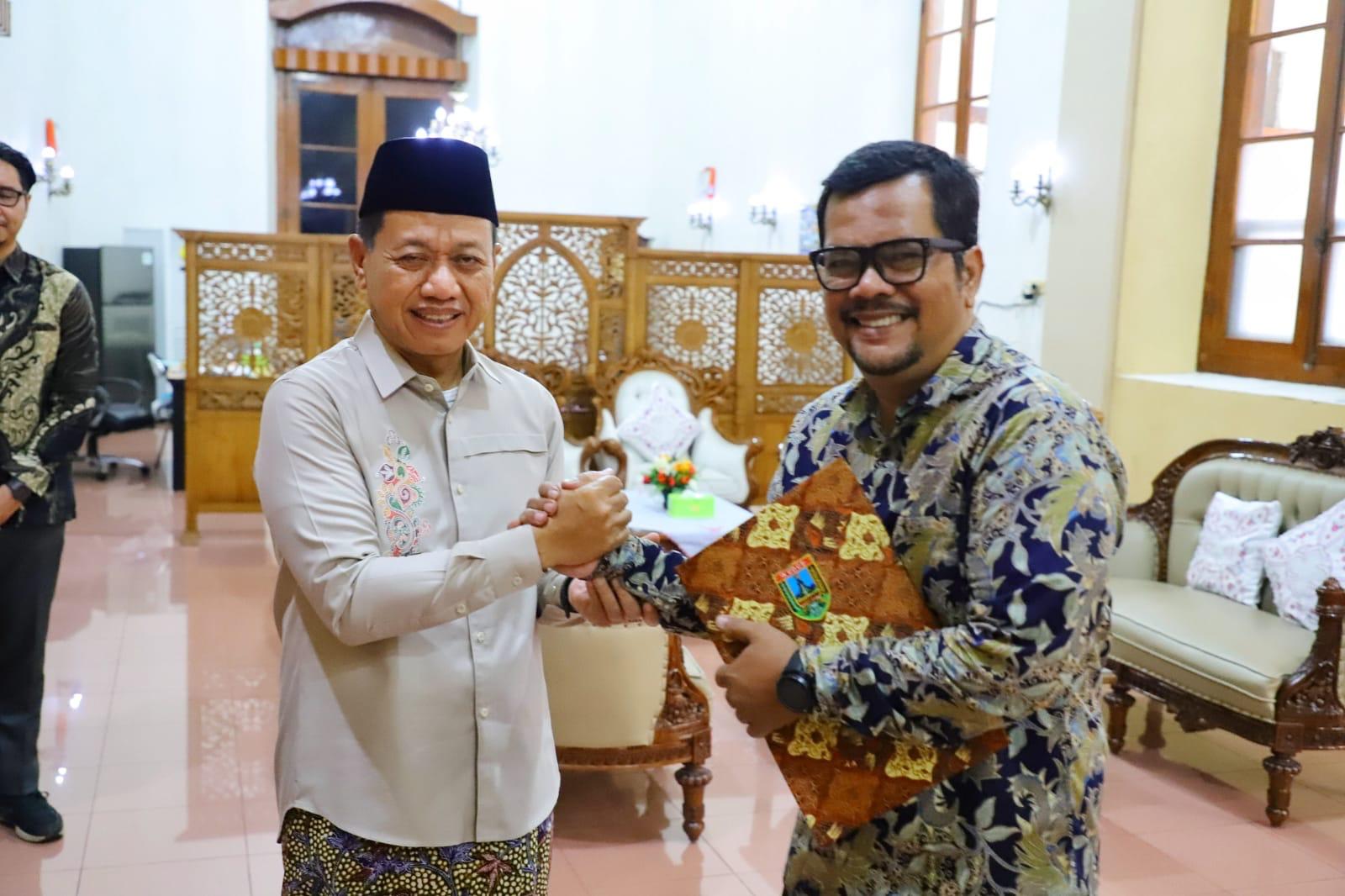 Perkuat Layanan Informasi Publik, Bupati Kudus Lantik Direktur Radio Suara Kudus