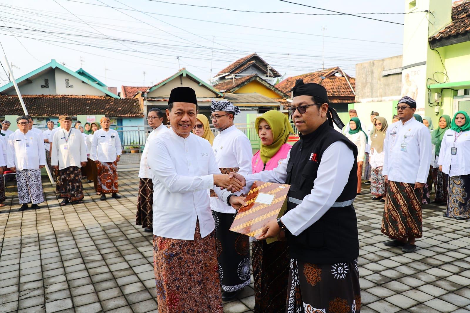 Bupati Sam’ani Beri Penghargaan Tenaga Kesehatan atas Respons Cepat Saat Bencana