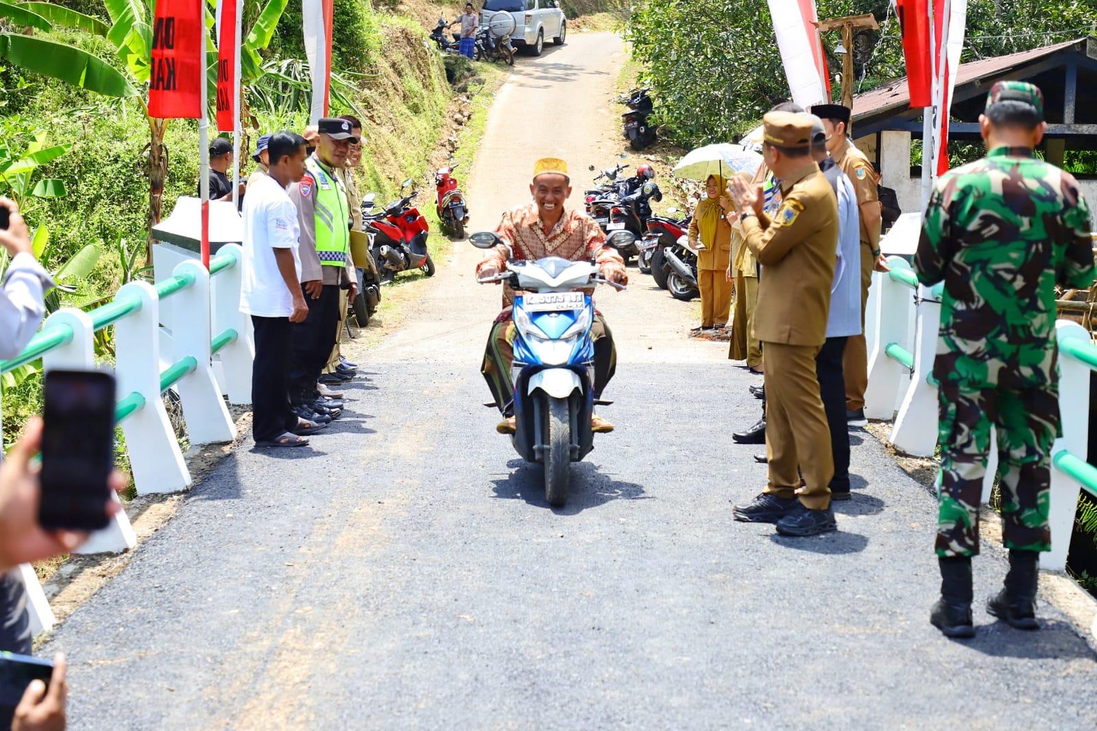 Bupati Resmikan Jembatan Menawan–Lundrak dan Jembatan Merah Putih Pedawang
