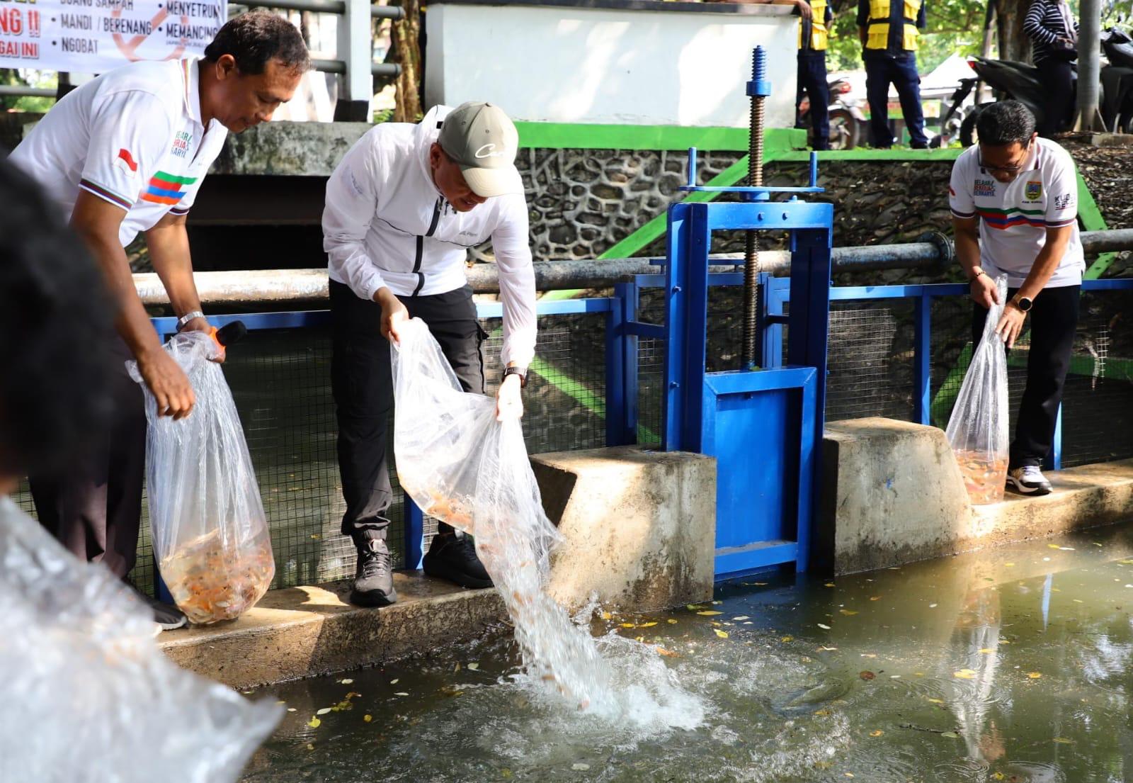 Bupati Kudus Tebar 15 Ribu Benih Ikan Nila di Saluran Kedungpipit Kiri
